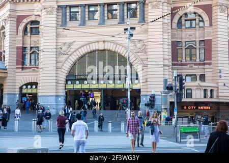 Centro di Melbourne e pendolari alla stazione ferroviaria di Flinders Street, Melbourne Centro città, Victoria, Australia Foto Stock