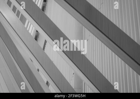 Closeup bianco facciata edificio su blur acciaio rivestimento corrugato lamiera facciata di edificio astratto sfondo. Moderno edificio futuristico con facciata. Foto Stock