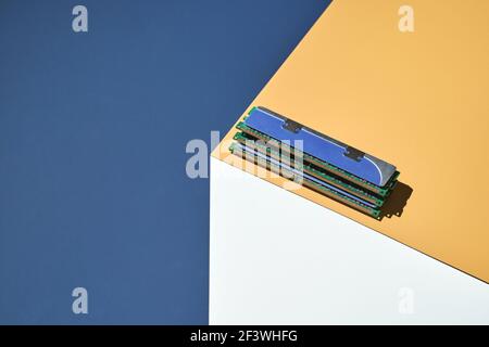 Concetto di cubo alla moda isometrico. Modulo di memoria del computer. Giallo e blu Foto Stock