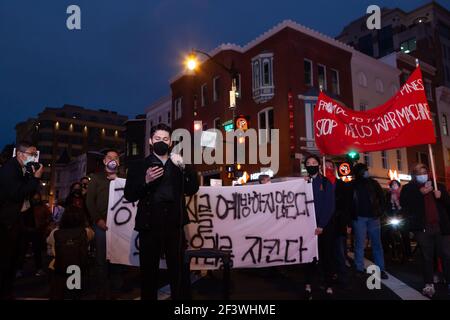 Washington, DC, USA, 17 marzo 2021. Nella foto: Un uomo condivide i suoi pensieri e i suoi sentimenti riguardo agli assassini di donne asiatiche in Georgia durante una protesta contro la violenza anti-asiatica a Washington, DC. Credit: Alison C Bailey/Alamy Live News Foto Stock