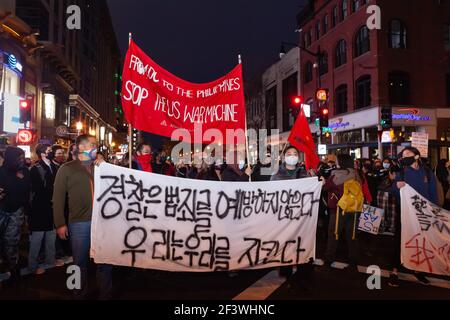 Washington, DC, USA, 17 marzo 2021. Nella foto: Centinaia di persone partecipano a una protesta contro la violenza anti-asiatica in DC, molti portano bandiere e segni di sostegno per gli asiatici-americani. Credit: Alison C Bailey/Alamy Live News Foto Stock