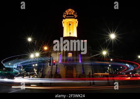 USO EDITORIALE SOLO Lambeth Town Hall a Brixton, Londra è illuminato viola dall'Ufficio per le statistiche nazionali per segnare Census Day 2021, che è domenica 21 marzo. Data di emissione: Giovedì 18 marzo 2021. Foto Stock