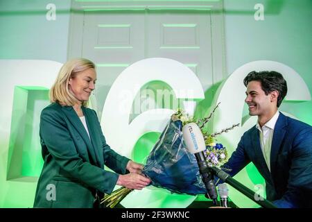 Il leader del partito D66 Sigrid Kaag reagisce nella casa di associazione dell'Ufficio nazionale ai risultati delle elezioni della Camera dei rappresentanti all'Aia, il 17 marzo 2021. Il partito del primo ministro olandese Mark Rutte ha vinto il maggior numero di seggi nelle elezioni dominate dalla pandemia del coronavirus, mettendolo in rotta per guidare la sua quarta coalizione, ha detto i sondaggi di uscita il 17 marzo 2021. Il partito pro-UE D66, che ha sfidato la politica europea di Rutte come parte del suo attuale governo, è destinato a raggiungere il secondo posto, mentre il leader anti-islam Geert Wilders ha perso terreno per trasferirsi in terza emittente pubblica Foto Stock