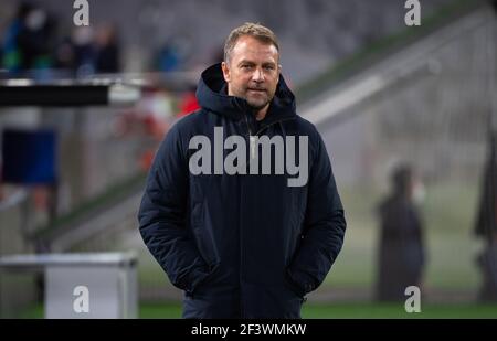 Monaco, Germania. 17 Marzo 2021. Calcio: Champions League, Bayern Monaco di Baviera - Lazio Roma, turno di knockout, turno di 16, seconda tappa all'Allianz Arena. L'allenatore Hansi Flick di Monaco arriva all'Arena prima della partita. Credit: Sven Hoppe/dpa/Alamy Live News Foto Stock
