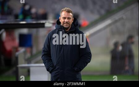 Monaco, Germania. 17 Marzo 2021. Calcio: Champions League, Bayern Monaco di Baviera - Lazio Roma, turno di knockout, turno di 16, seconda tappa all'Allianz Arena. L'allenatore Hansi Flick di Monaco arriva all'Arena prima della partita. Credit: Sven Hoppe/dpa/Alamy Live News Foto Stock