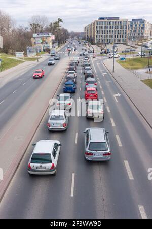 POZNAN, POLONIA - 08 marzo 2015: Traffico di fronte ad un incrocio Foto Stock