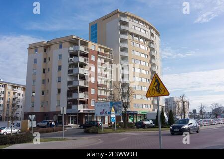 POZNAN, POLONIA - 08 marzo 2015: Nuovi edifici di appartamenti e auto parcheggiate nella zona di Marcelin Foto Stock