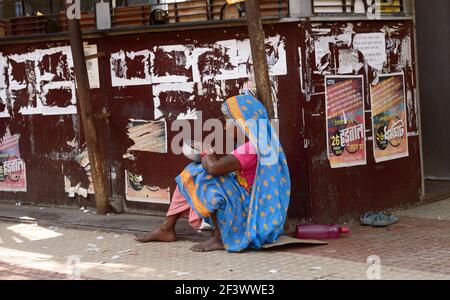 Anziana donna senza tetto seduta nell'angolo della strada della città di Kolkata, Bengala Occidentale, India Asia meridionale Pacifico 15 marzo 2021 Foto Stock