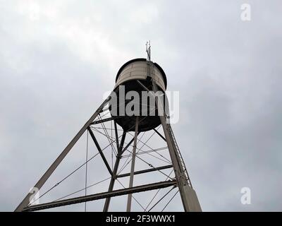 Augusta, GA USA - 02 11 21: Guardando verso l'alto una vecchia torre d'acqua d'epoca Foto Stock