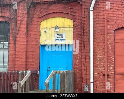 Augusta, GA USA - 02 11 21: Coffeee House entrata posteriore blu porta vintage Foto Stock