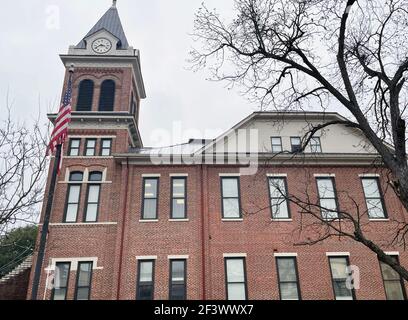 Augusta, GA USA - 02 11 21: Moderno edificio parziale in mattoni con bandiera americana Foto Stock