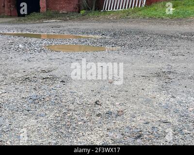 Augusta, GA USA - 02 11 21: Pozzanghere di acqua e ghiaia Foto Stock