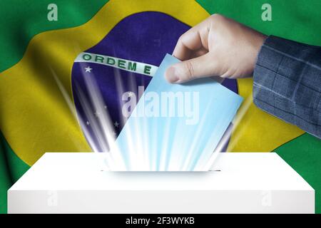 Brasile - voto sul voto Box con bandiera nazionale background Foto Stock