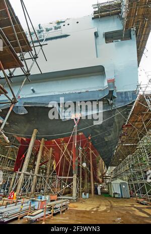 Sotto lo scafo della HMS Albion, L14, in secca al porto di Devonport nel 2015 durante la visita della principessa reale, la principessa Anna. È la nona Foto Stock