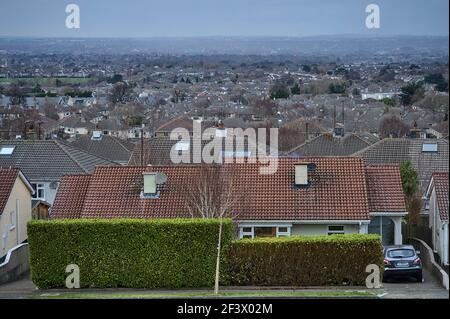 Splendida vista aerea delle tradizionali case irlandesi del sud-est di Dublino prese forma da Kingston durante l'epidemia COVID-19, Dublino, Irlanda Foto Stock