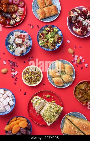 Baklava, halva, rahat lokum, sherbet, noci, pistacchi, datteri, uvetta, albicocche secche, churchkhela. Dessert orientali tradizionali assortiti, arabi Foto Stock