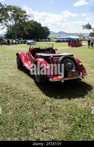 Una classica auto sportiva ROSSA MG del 1954, restaurata in mostra in una fiera di campagna a Queensland, Australia Foto Stock