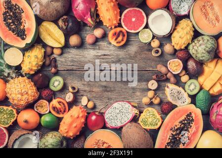 Assortimento di frutta tropicale concetto. Frutti esotici - ananas, papaya, mango, annona, banana, pitahaya, kiwano, melone cornuto africano, tamarillo Foto Stock