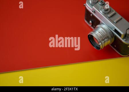 la foto-uppart del vecchio film si trova su sfondi rossi e gialli. Foto di alta qualità Foto Stock