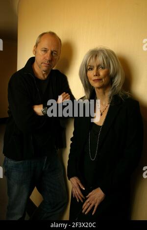 Mark Knopfler e Emmylou Harris a Londra.pic David Sandison 10/2/2006 Foto Stock