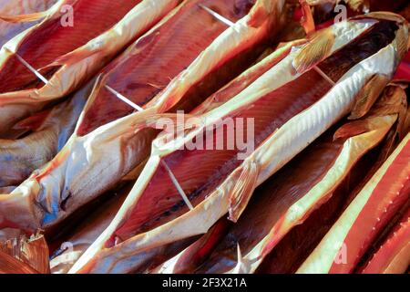 il salmone rosa affumicato si trova al bancone del negozio. Foto Stock