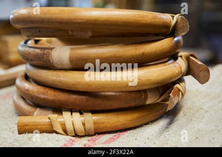 Villemer (zona di Parigi), settembre 2020 : laboratorio Maison Gatti, arredatore in rattan, primo piano di rattan. Rattan esterno e wicker Foto Stock