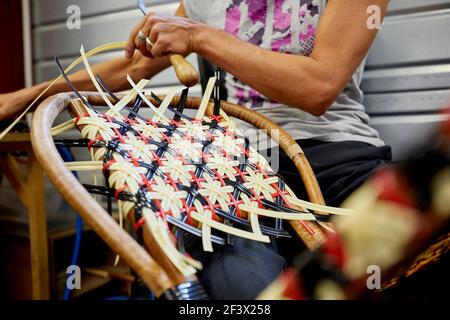 Villemer (zona di Parigi), settembre 2020 : laboratorio di Maison Gatti, arredatore di rattan, operaio che fa una sedia. Produttore esterno di rattan e vimini Foto Stock