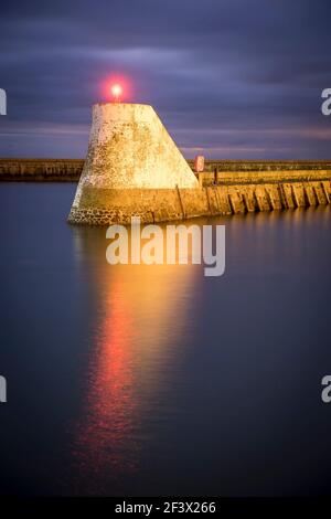 Saint-Vaast-la-Hougue (Normandia, Francia nord-occidentale): Faro all'ingresso del porto. Luce rossa al mattino Foto Stock