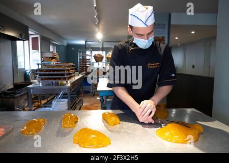 Dolciumi, dolciumi al negozio di dolciumi Confiserie Florian di Nizza (Francia sud-orientale), produzione tradizionale. Raffreddamento dello sciroppo di glucosio, Foto Stock