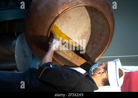 Dolciumi, dolciumi al negozio di dolciumi Confiserie Florian di Nizza (Francia sud-orientale), produzione tradizionale. Glassa caramella, glassa Foto Stock