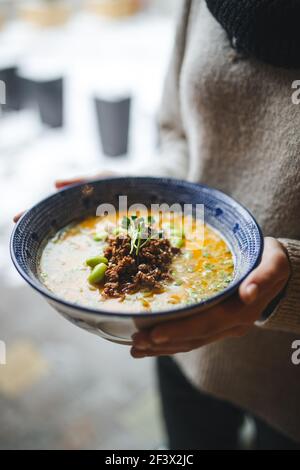 Ciotola per tenere le mani della zuppa di spaghetti di ramen