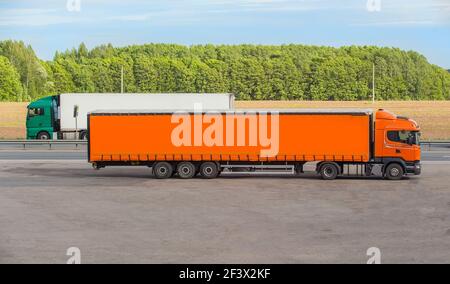 due semirimorchi che corrono in direzioni opposte sull'autostrada Foto Stock