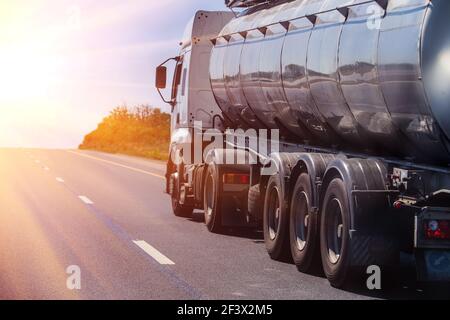 Big-gas il serbatoio va in autostrada contro il cielo Foto Stock