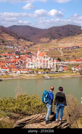 Weissenkirchen villaggio con persone sul punto di osservazione sul Danubio durante la primavera a Wachau, Austria Foto Stock