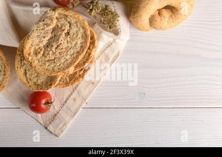 Friselle pugliesi classiche fatte in Puglia, Salento da erba integrale Foto Stock