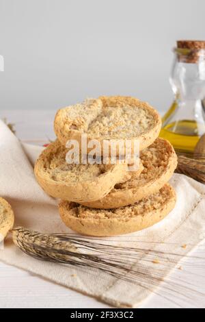 Friselle pugliesi classiche fatte in Puglia, Salento da erba integrale Foto Stock