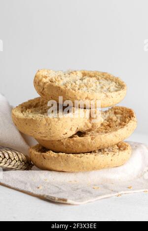 Friselle pugliesi classiche fatte in Puglia, Salento da erba integrale Foto Stock