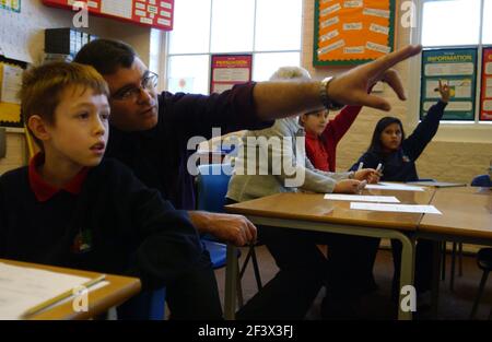 STEVAN BORTHWICK CON IL SESTO ANNO ALLA SCUOLA ELEMENTARE DI COBOURG NEL SUD DI LONDRA. 5 dicembre 2006 TOM PILSTON Foto Stock