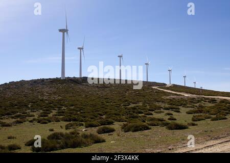 turbine eoliche che producono elettricità su un divario di montagna in a. vento forte Foto Stock