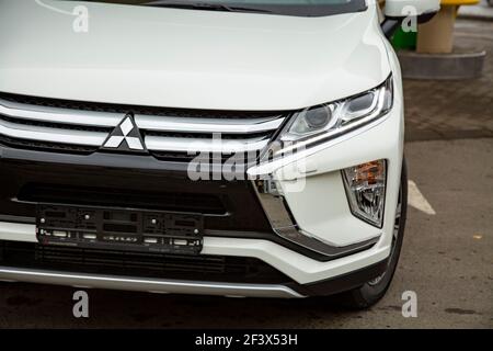 MOSCA, RUSSIA - 30 SETTEMBRE 2021: Fari anteriori, ottiche anteriori di una nuova auto SUV Mitsubishi Eclipse Cross. Primo piano Foto Stock