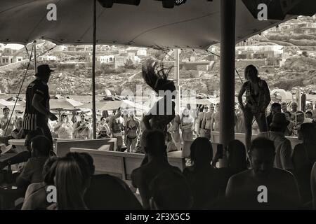 Mykonos, Grecia - 20 agosto 2018 : giovani donne che ballano su un bar in una festa in spiaggia a Mykonos Grecia Foto Stock