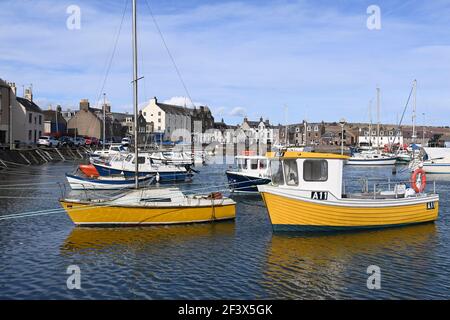 Barche ad alta marea nel porto di Stonehaven, Kincardineshire, Scozia Foto Stock