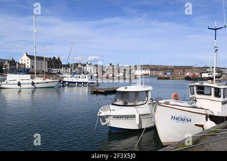 Barche ad alta marea nel porto di Stonehaven, Kincardineshire, Scozia Foto Stock