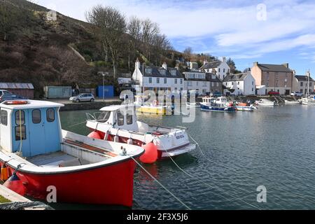 Barche ad alta marea nel porto di Stonehaven, Kincardineshire, Scozia Foto Stock