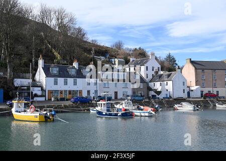 Barche ad alta marea nel porto di Stonehaven, Kincardineshire, Scozia Foto Stock