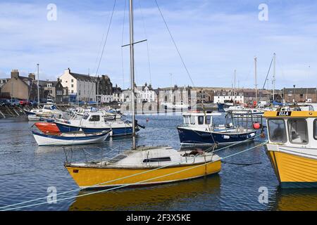 Barche ad alta marea nel porto di Stonehaven, Kincardineshire, Scozia Foto Stock