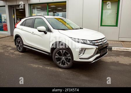 MOSCA, RUSSIA - 30 SETTEMBRE 2019: L'esterno della nuova SUV auto Mitsubishi Eclipse Cross. Incrocio sulla strada cittadina. Foto Stock