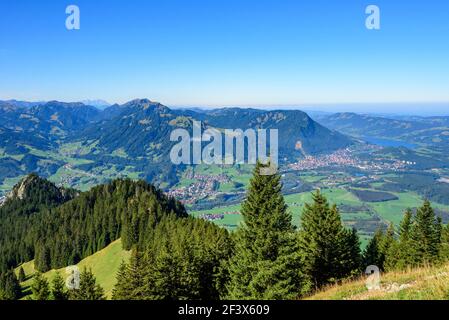 Vista dalla cima della Grünten, conosciuta anche come guardiano di Allgäu Foto Stock