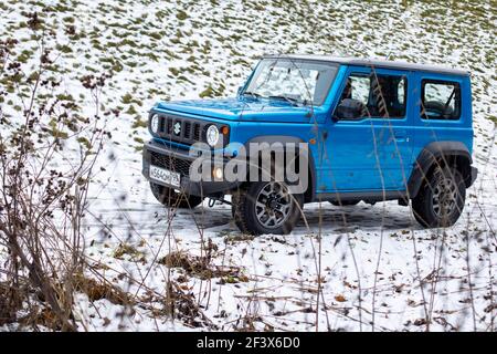 Mosca, Russia - 24 gennaio 2020: Vista frontale del Suzuki Jimny mini SUV sul paesaggio invernale. Foto Stock