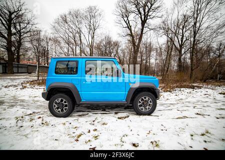 Mosca, Russia - 24 gennaio 2020: Testdrive nuovo mini SUV Suzuki Jimmy Foto statiche nella foresta invernale Foto Stock